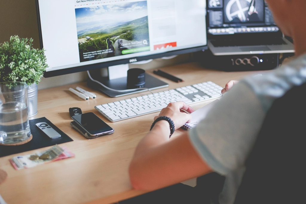 Designer concevant une maquette de site web